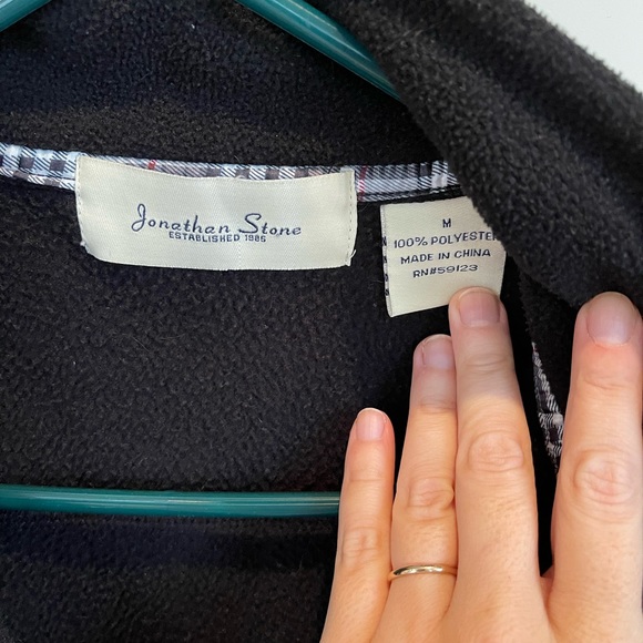 EUC Women’s black fleece vest with plaid detail size Medium - Picture 3 of 3